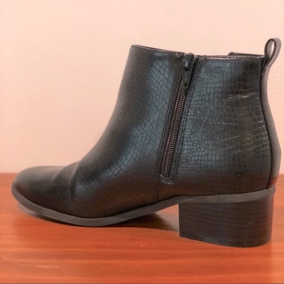 Old Navy Black Croc Textured Faux Leather Ankle Boots- Size 7 - Picture 5 of 9
